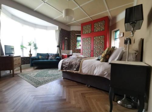 William Morris, Spacious ground floor lux double bedroom in Bexhill