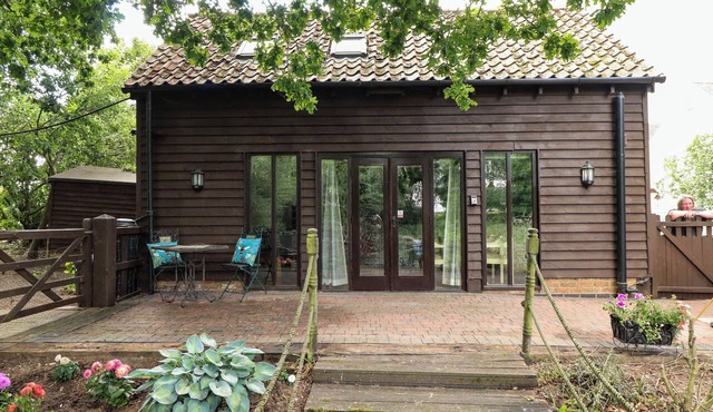 WILLOW TREE BARN, romantic, character holiday cottage in Spalding in Spalding