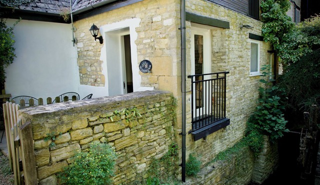 WINDRUSH, pet friendly, with a garden in Burford