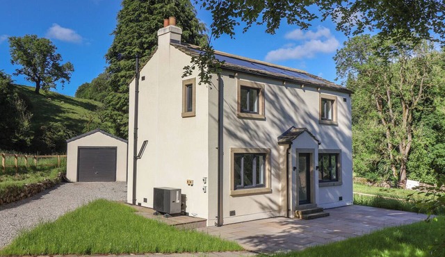 WOOD COTTAGE, pet friendly, luxury holiday cottage in Winterburn