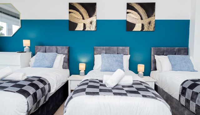 Wow BooK ME 9beds 25Baths CONTRACTORS,FAMILY! in Reading