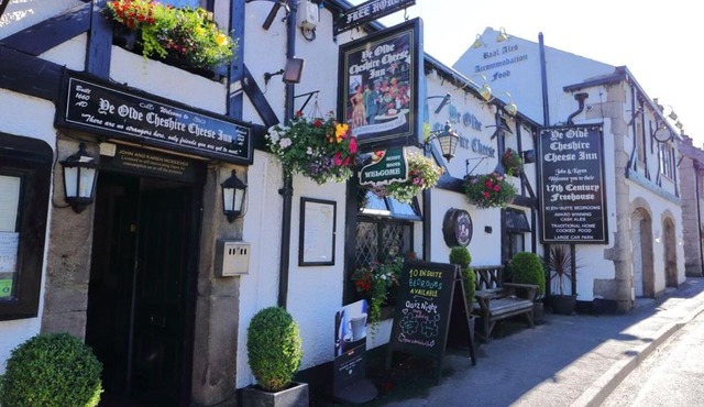 Ye Olde Cheshire Cheese Inn in Castleton