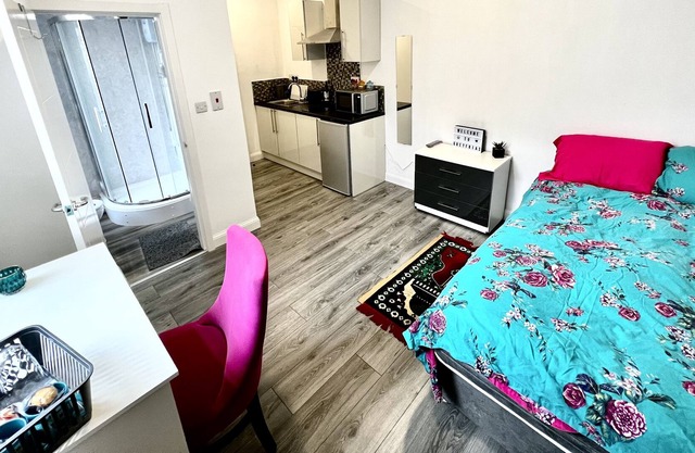 1-Bed Studio Flat with Free City Centre Parking CV1
