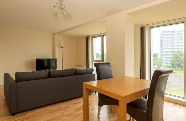 Convenient 1BR Flat Near City Centre (4 guests)