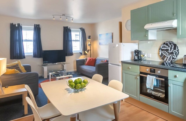 Flat 6, Cheltenham, St George's - Family Friendly self contained 4 bedroom apartment close to the to