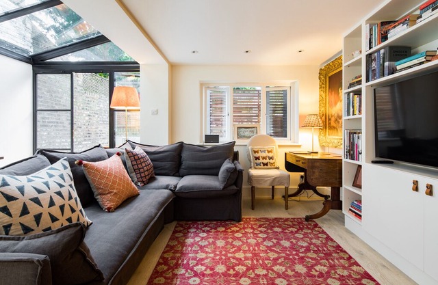 Quiet Classical/Modern Designer Garden Flat