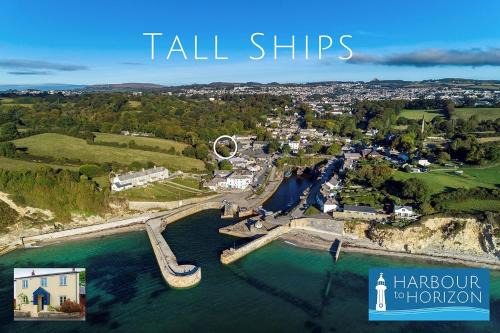 Tall Ships, 75m to harbour, secluded garden & parking for 3 cars