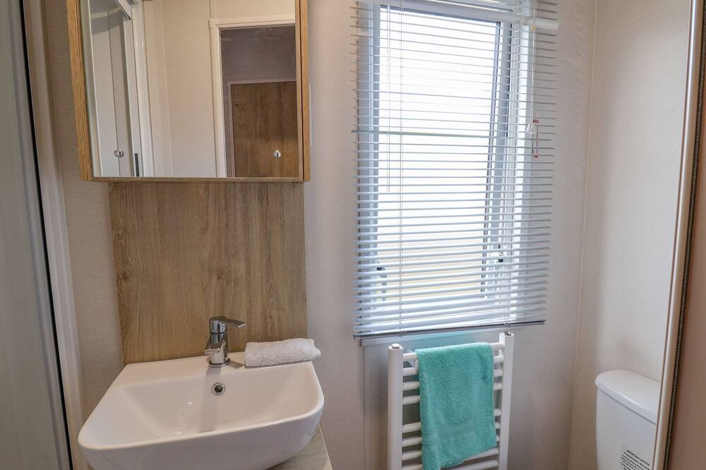 Photo of Bathroom in Cayton Bay