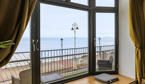 Luxury Apartment (Cliff View)