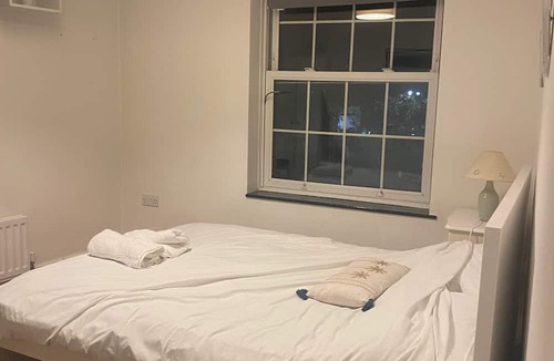 Elephant and Castle Apartment | 4 Bed Flat - Sleeps 10 - Pets - Parking