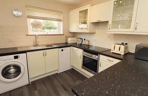 Berwick-upon-Tweed Cottage | SARAH'S COTTAGE, pet friendly, country holiday cottage in Holy Island