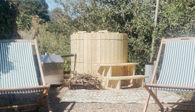 Pet Friendly Shepherd's Hut, Sleeps 2 with Hot Tub