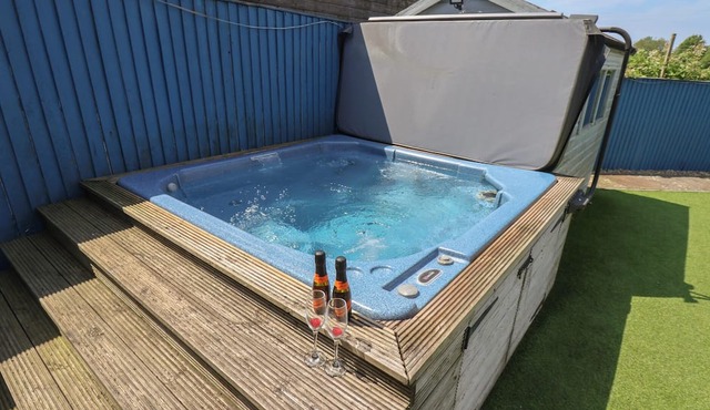 OVERCARR COTTAGE, pet friendly, with hot tub in Pickering