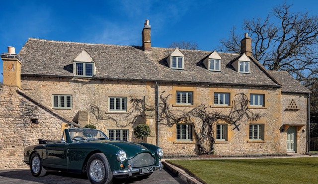 Stunning Cotswolds Farmhouse in Beautiful Village
