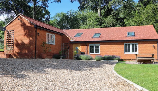 KEEPERS COTTAGE, family friendly, with a garden in Haslemere