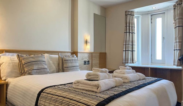 QM11 Lakeland Suite - UKC9610